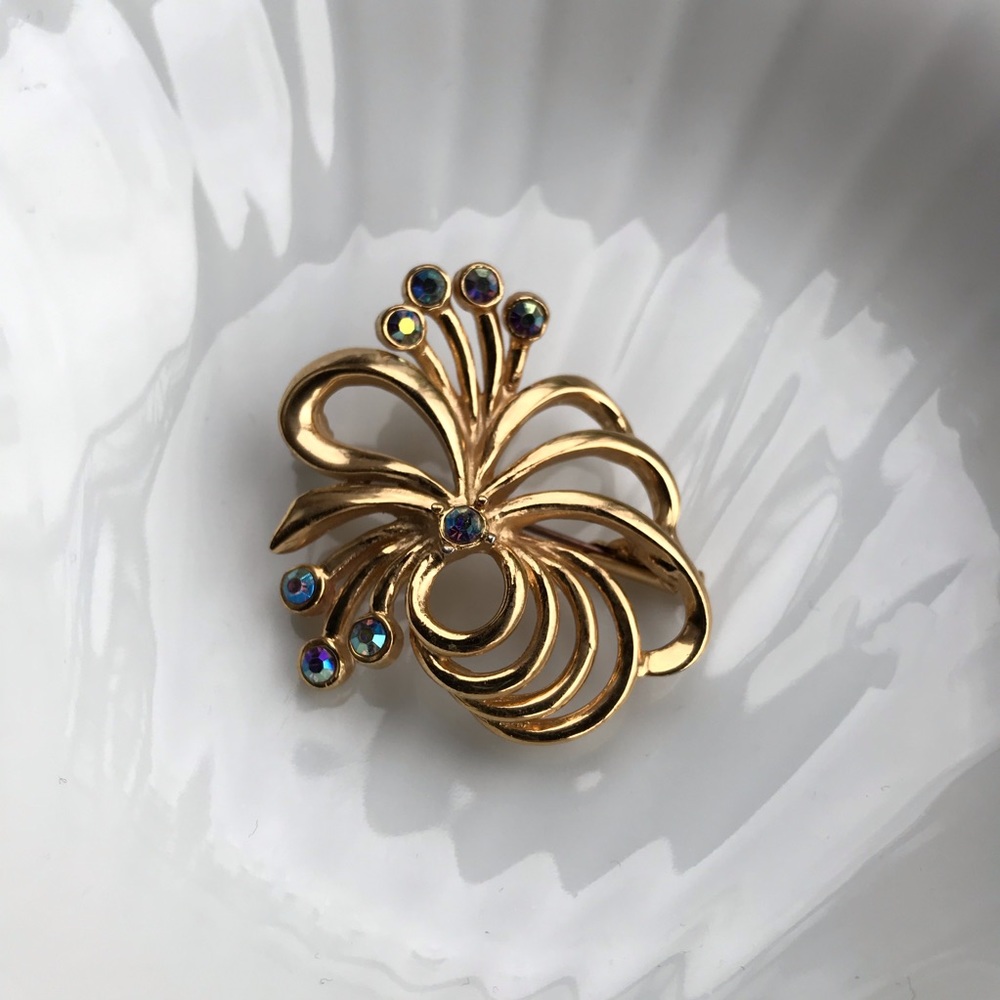 ✨ Vintage gold flower brooch with white crystals